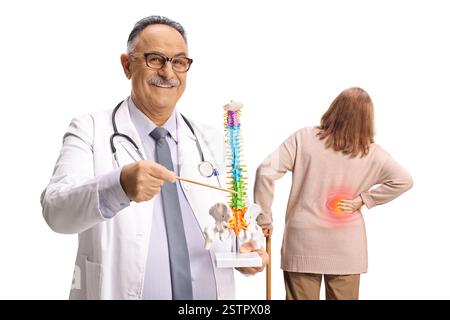 Médecin masculin mature avec une patiente expliquant un modèle de colonne vertébrale isolé sur fond blanc Banque D'Images