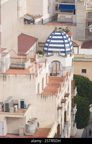 Détails architecturaux d'un bâtiment avec un dôme rayé, montrant sa texture et ses fenêtres. Détails architecturaux, paysage urbain, design unique Banque D'Images