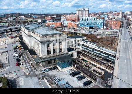 Baltimore Maryland - 23 février 2022 : vue aérienne de Penn Station et du chemin de fer de Baltimore vers le nord Banque D'Images