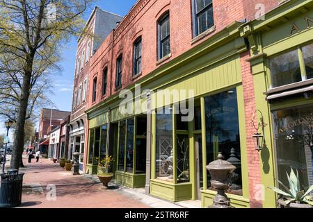 Portsmouth Virginie - 3 avril 2022 : commerces sur High Street dans le centre-ville de Portsmouth Virginie Banque D'Images