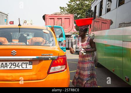 Les vendeurs de routes à Abidjan, en Côte d’Ivoire, sont l’une des entreprises risquées que les immigrants utilisent pour faire leur mode de vie en Afrique de l’Ouest. Dissiper le danger Banque D'Images