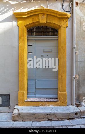 Porte à cadre jaune Banque D'Images