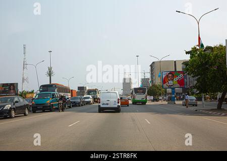 Les vendeurs de routes à Abidjan, en Côte d’Ivoire, sont l’une des entreprises risquées que les immigrants utilisent pour faire leur mode de vie en Afrique de l’Ouest. Dissiper le danger Banque D'Images