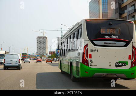 Les vendeurs de routes à Abidjan, en Côte d’Ivoire, sont l’une des entreprises risquées que les immigrants utilisent pour faire leur mode de vie en Afrique de l’Ouest. Dissiper le danger Banque D'Images