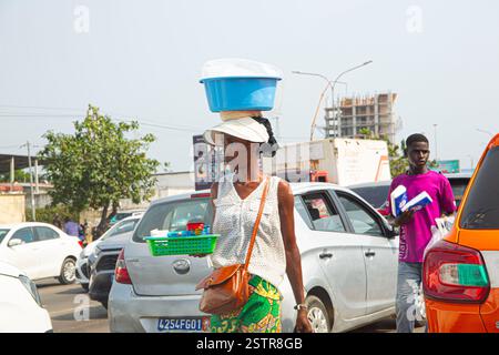Les vendeurs de routes à Abidjan, en Côte d’Ivoire, sont l’une des entreprises risquées que les immigrants utilisent pour faire leur mode de vie en Afrique de l’Ouest. Dissiper le danger Banque D'Images