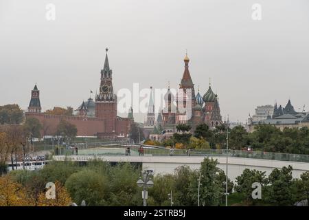 Vue emblématique de la place Rouge Moscows avec le Kremlin et la cathédrale Basils en automne Banque D'Images