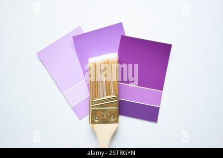 Nuances de couleur de peinture violette avec pinceau sur fond blanc Banque D'Images