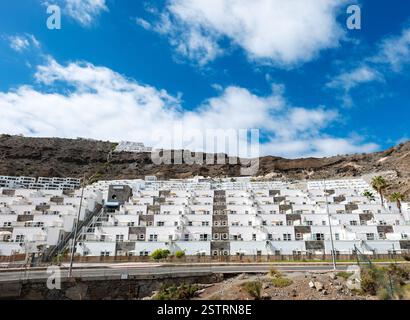 Maisons mitoyennes, hébergement pour les vacanciers à Purto Rico, Gran Canaria. Banque D'Images