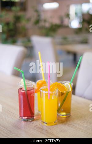 Rafraîchissantes boissons estivales aux agrumes servies dans des verres avec des pailles Banque D'Images