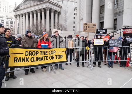 New York, NY, 19 février 2025 : une poignée d'activistes protestent contre le maire Eric Adams alors qu'il arrive au tribunal pénal fédéral, Thurgood Marshall United States Courthouse à New York le 19 février 2025 pour assister à l'audience sur la motion du ministère de la Justice d'abandonner les accusations de corruption criminelle portées contre lui. Le 10 février 2025, le ministère américain de la Justice a ordonné aux procureurs fédéraux d'abandonner les accusations de corruption contre le maire démocrate de New York Eric Adams. Le juge Dale E. Ho a dit qu'il allait prendre une décision raisonnable bientôt et ne veut pas traîner cette affaire. Crédit : Lev Radin/Alamy Li Banque D'Images