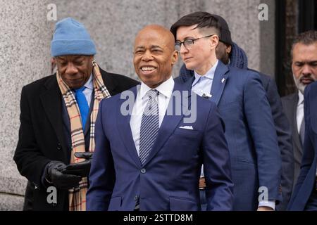 New York, NY, 19 février 2025 : le maire Eric Adams quitte la cour fédérale criminelle du Thurgood Marshall United States Courthouse à New York le 19 février 2025 après avoir assisté à l'audience sur la requête du ministère de la Justice pour abandonner les accusations de corruption criminelle portées contre lui. Le 10 février 2025, le ministère américain de la Justice a ordonné aux procureurs fédéraux d'abandonner les accusations de corruption contre le maire démocrate de New York Eric Adams. Le juge Dale E. Ho a dit qu'il allait prendre une décision raisonnable bientôt et ne veut pas traîner cette affaire. Crédit : Lev Radin/Alamy Live News Banque D'Images