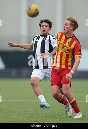 Vinovo, Italie. 19 février 2025. Francesco Crapisto de la Juventus se rapproche d'Olaf Gorter de l'US Lecce lors du match Primavera 1 au Juventus Center, Vinovo. Le crédit photo devrait se lire : Jonathan Moscrop/Sportimage crédit : Sportimage Ltd/Alamy Live News Banque D'Images