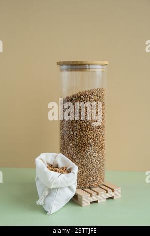 Bouillie de sarrasin crue dans un emballage naturel durable. Systèmes rechargeables. Céréales sans gluten. Bienfaits intestinaux pour la santé. Concept d'ingrédient alternatif de grain entier d'épeautre. Recettes de régime végétarien. Mode de vie végétal. Copiez l'espace riche en protéines manger Banque D'Images