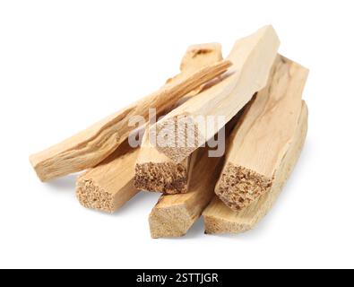 Pile de bâtons palo santo isolés sur blanc Banque D'Images