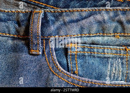 Blue Denim Jeans Watch Pocket Design Détails sans rivets et coutures gros plan Banque D'Images