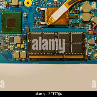 À l'intérieur de l'ordinateur portable. Carte mère et mémoire RAM DDR. Banque D'Images