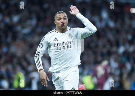 Madrid, Espagne. 19 février 2025. Kylian Mbappe du Real Madrid célèbre un but lors de la phase éliminatoire de la Ligue des champions de l'UEFA, match de deuxième manche opposant le Real Madrid et Manchester City à Madrid, en Espagne, le 19 février 2025. Crédit : Gustavo Valiente/Xinhua/Alamy Live News Banque D'Images