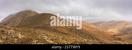 Vue panoramique sur le paysage de montagne vue du point de vue astronomique Sicasumbre Banque D'Images