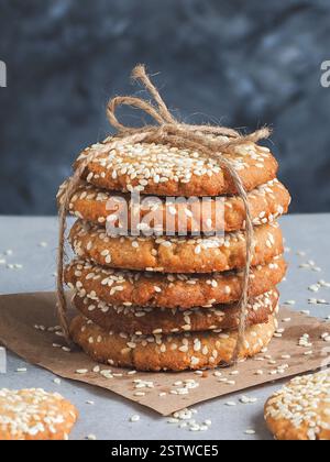 Biscuits Tahini végétaliens maison en pile. Banque D'Images