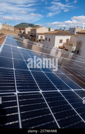 Panneaux solaires sur le dessus d'un toit Banque D'Images