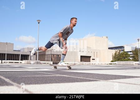 Homme, Ride et ville avec skateboard pour la vitesse, le mouvement ou le mouvement dans une ville urbaine ou skate Park. Homme personne, hipster ou patineur avec planche à roulettes pour Banque D'Images