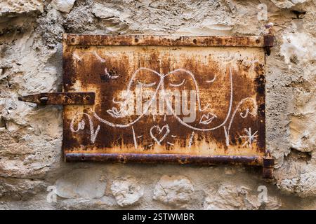 Graffiti de style artistique sur plaque d'acier rouillée à St Paul de Vence, France Banque D'Images