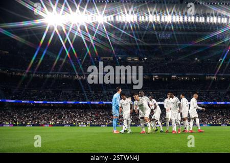 Madrid, Espagne. 19 février 2025. Barcelone, Espagne, 19 février 2024 : joueurs du Real Madrid CF lors du match de football de l'UEFA Champions League entre le Real Madrid CF et le Manchester City FC au stade Santiago Bernabeu de Madrid, Espagne (Judit Cartiel/SPP) crédit : SPP Sport Press photo. /Alamy Live News Banque D'Images