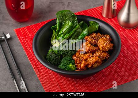 Bol de poulet Teriyaki avec brocoli et bok choy sur table en pierre grise Banque D'Images