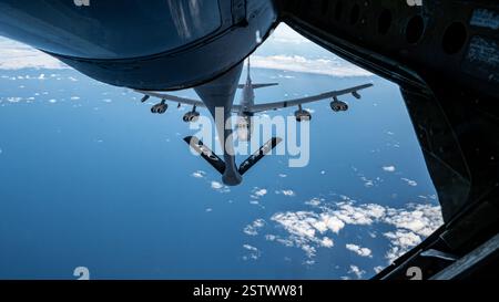 Un B-52 Stratofortress de l'US Air Force de la 501st combat support Wing, RAF Fairford, Angleterre, part d'un KC-135 Stratotanker affecté au 100 Banque D'Images