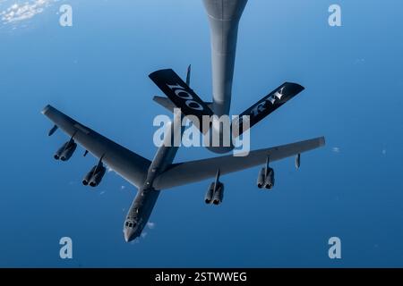 Un B-52 Stratofortress de l'US Air Force de la 501st combat support Wing, RAF Fairford, en Angleterre, reçoit du carburant d'un KC-135 Stratotanker du 100t Banque D'Images