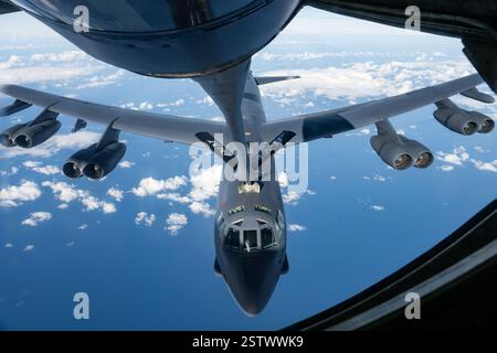 Un B-52 Stratofortress de l'US Air Force de la 501st combat support Wing, RAF Fairford, en Angleterre, reçoit du carburant d'un KC-135 Stratotanker du 100t Banque D'Images