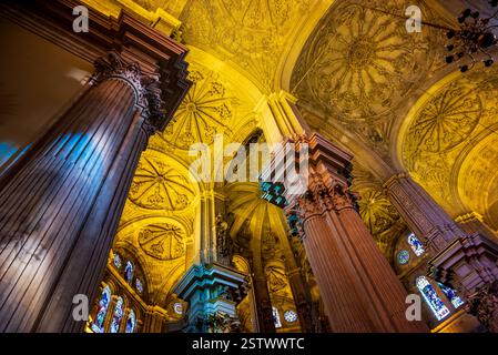 Malaga, Espagne, 27 décembre 2024 Détails architecturaux à l'intérieur de la cathédrale historique Banque D'Images