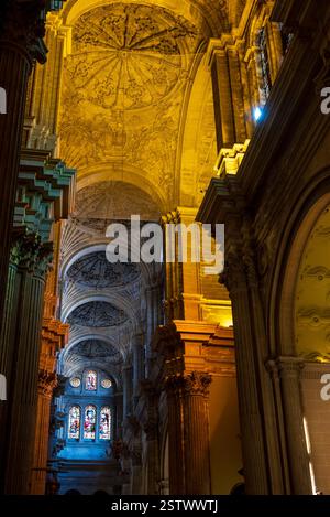 Malaga, Espagne, 27 décembre 2024 Détails architecturaux à l'intérieur de la cathédrale historique Banque D'Images