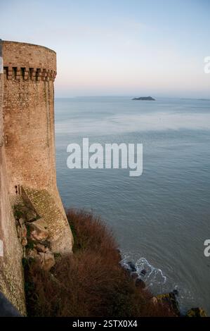 Mont Saint-Michel, France - 26 janvier 2016 : L'imposant bastion défensif s'élève sur fond d'un ciel serein, mettant en valeur son archi médiéval Banque D'Images