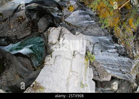 Un magnifique paysage naturel avec un éperon rocheux surplombant un ruisseau turquoise Banque D'Images
