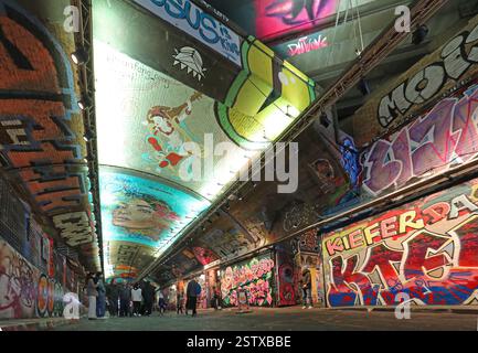 Leake Street Arches, Londres, Royaume-Uni. Un tunnel piétonnier sous la gare de Waterloo où les graffitis sont légalement autorisés. Abrite également des restaurants et des bars. Banque D'Images