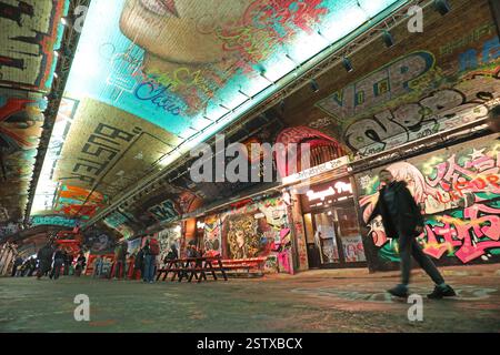 Leake Street Arches, Londres, Royaume-Uni. Un tunnel piétonnier sous la gare de Waterloo où les graffitis sont légalement autorisés. Abrite également des restaurants et des bars. Banque D'Images
