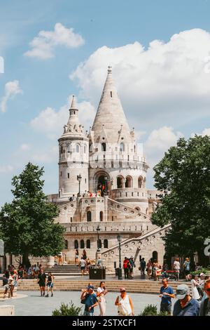 Bastion des pêcheurs de Budapest. Plan vertical contenant le château dans son intégralité. Hongrie, Budapest, 10 juin 2024 Banque D'Images