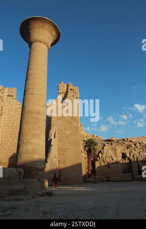 Femmes prenant des photos près de la colonne du kiosque de Taharqa au deuxième pylône dans le complexe du temple de Karnak, Louxor, Egypte Banque D'Images