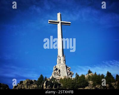 La croix de la Basílica del Valle de los Caídos à San Lorenzo del Escorial, Madrid, España. Banque D'Images