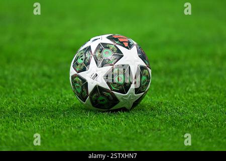 Milan, Italie. 20 février 2025. Ballon officiel lors du match de football de l'UEFA Champions League entre l'AC Milan et Feyenoord au stade San Siro de Milan, dans le nord de l'Italie - mardi 18 février 2025. Sport - Soccer . (Photo de Spada/LaPresse) crédit : LaPresse/Alamy Live News Banque D'Images