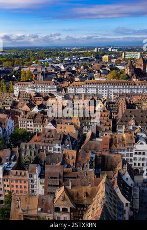 Ville de Strasbourg paysage urbain dense en Alsace, France. Vue au-dessus de la vieille ville avec des toits de tuiles de bâtiments traditionnels dans le centre-ville historique. Banque D'Images