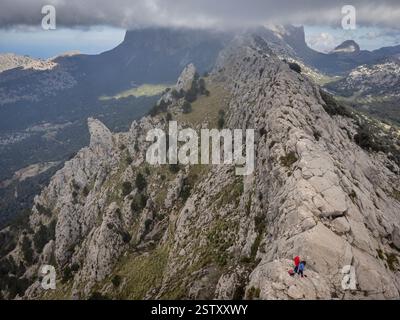 Alpinistes sur le bord de son Torrella sierra Banque D'Images