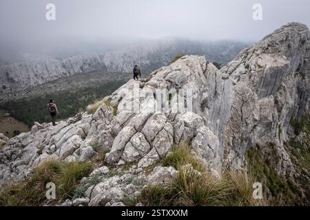 Alpinistes sur le bord de son Torrella sierra Banque D'Images