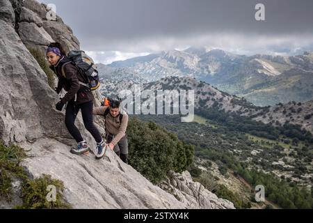 Alpinistes sur le bord de son Torrella sierra Banque D'Images