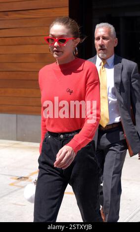 La mannequin Gigi Hadid porte un pull rouge personnalisé et des lunettes de soleil assorties lorsqu'elle quitte son appartement à East Village le 31 2017 mai à New York Banque D'Images