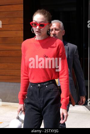 La mannequin Gigi Hadid porte un pull rouge personnalisé et des lunettes de soleil assorties lorsqu'elle quitte son appartement à East Village le 31 2017 mai à New York Banque D'Images