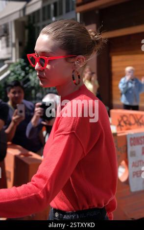 La mannequin Gigi Hadid porte un pull rouge personnalisé et des lunettes de soleil assorties lorsqu'elle quitte son appartement à East Village le 31 2017 mai à New York Banque D'Images