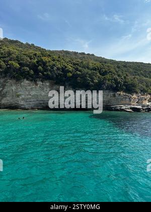 Paradis caché : eaux cristallines et grottes isolées, une escapade côtière sereine Banque D'Images