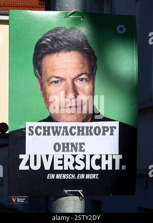 Wahlplakate 19.02.2025, Soemmerda, Wahlplakate zur Bundestagswahl / Wahl zum 21.Deutschen Bundestag AM 23.02.2025 in Deutschland im Bild: Wahlplakat Buendnis90 / Die Gruenen - Robert Habeck - Zuversicht - darauf wurde ein Zettel mit der Aufschrift -Schwachkopf ohne- geklebt - Schwachkopf ohne Zuversicht *** Wahlplakate 19 02 2025, Soemmerda, Wahlplakate zur Bundestagswahl zum 21 Deutschen Bundestag am 23 Deutschen Bundestschen Bundestschen Bundestschenf Zuverst Schwakt Zuverst Schwakt Schwakt Zuverst Schwakt Schwakt Zuverst 2025 Banque D'Images